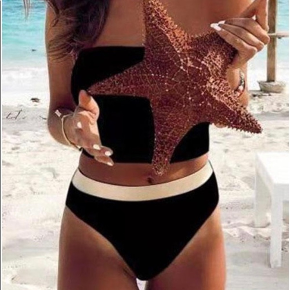 Adorable strapless bikini